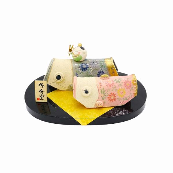 勇ましく、頼もしく、子供たちが元気に育ちますように。心を込めて、願いを込めて。陶器の鯉のぼりです。飾り棚や窓枠など、飾るスペースが限られている場合や、デスクの上など、ちょっとしたスペースにどうぞ。コンパクトで飾り付けも収納もしやすい、まさに...