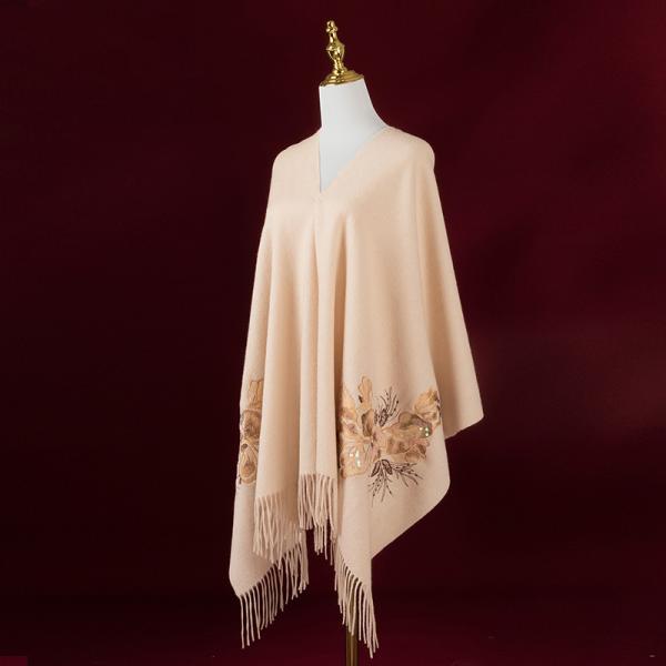 2600年の伝統技法を受け継ぐ高度な刺繍芸術を表現したプレミアムストール。1本1本手作業で施された金糸の刺繍が、光の加減で異なる輝きを放つ特別な一品。厳選された最高級羊毛100%の素材が、優れた保温性と極上の肌触りを実現。母の日・還暦祝い・...