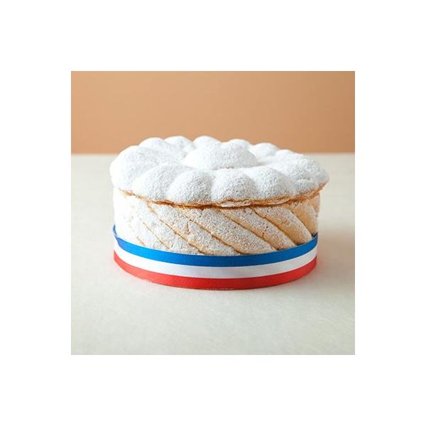 フランス人パティシエ　アントナン・カレームによって１９世紀に生まれたムースの原点と言われるケーキ。洋ナシのコンポートと洋なしのムースを洋なしのシロップを染み込ませたビスキュイ・キュエールで包み込みました。貴婦人のぼうしをイメージした見た目も...