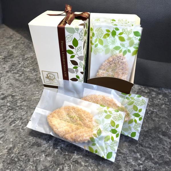 発酵バターを使用して折りあげた葉っぱの形をしたパイ。表面をキャラメリゼしてザックリした食感に焼き上げました。ギフトに喜ばれる商品です。■箱サイズ：約9cm×9cm×H18cm■賞味期限：製造日より約30日■特定原材料28品目：小麦、卵、乳■...