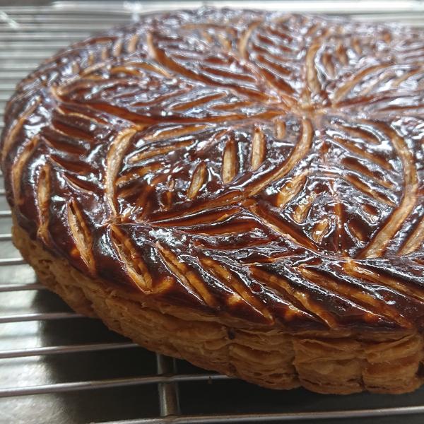 [Release date: December 30, 2025]フランスでは1月中に家族や友人で集まり大勢で切り分けて食べます。口溶けのよいパイの中には、高濃度のラム酒とバニラを使った風味豊かなアーモンドクリーム。中に隠れているフェーブと...