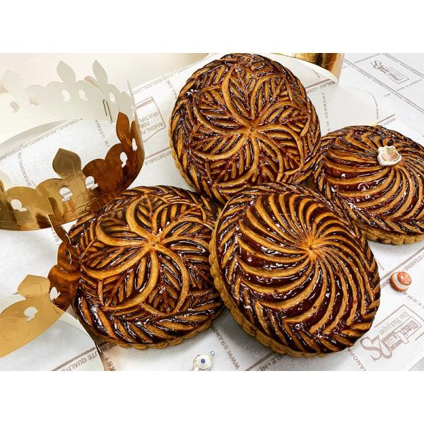 [Release date: December 30, 2025]フランスでは1月中に家族や友人で集まり大勢で切り分けて食べます。口溶けのよいパイの中には、高濃度のラム酒とバニラを使った風味豊かなアーモンドクリーム。中に隠れているフェーブと...