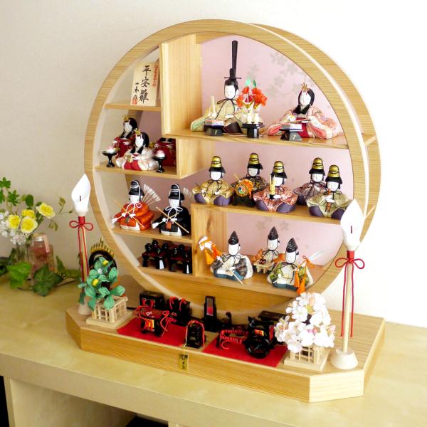 雛人形 コンパクト モダン おしゃれ インテリア ひな人形 おひなさま 一秀 木目込 杉 円窓 15人総揃 かわいい お雛様 雛 親王飾り 増村人形店 MMN1874総木製道具九品 コードレス燭台  杉製 円形丸型 丸窓 例年実舗早期完売品...