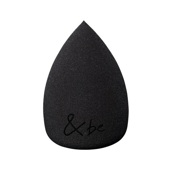 広い面に塗る際は底面、コンシーラーなどの塗り伸ばしや境目ぼかしには側面、小鼻のキワや目周りの細部は先端を使うことで、細部まできれいに仕上げられるコーン型のメイクスポンジ。スポンジの表面をスムース加工することで肌当たりをなめらかにし、スポンジ...