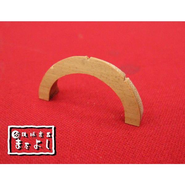 沖縄胡弓（クーチョー）三弦用のうまです。素材は竹となります。※うまの形はお写真と異なる場合もありますこちらの商品の送料金額は定形郵便にて発送の料金となります。※注文商品の個数や種類によって送料金額・発送方法が変更になる場合がございます。送料...