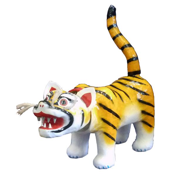 出世　張子の虎　(小)　開運 縁起物虎は、魔除けと開運を意味し、古くから、商家等で虎を飾る風習がありました。お正月や端午の節句の縁起物としてお飾り下さい。 【サイズ】長さ35ｃｍ×高さ20ｃｍ（胴の高さです）
