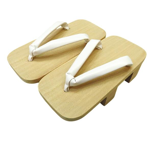 ・昔ながらの桐下駄ですので、歩くたびにカランコロンと良い音がします。・気温の低い地域で育つ日本の桐は、年輪の幅が狭く詰まっているのが特徴で、桐独特の美しい縞模様が楽しめます。※入荷時期によって裏面の金具デザインが異なる場合があります。・下駄...