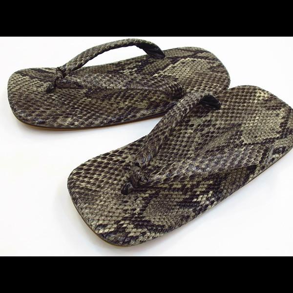 ◆足にやさしいライト底なのでとっても履きやすい雪駄です。◆ジーンズやチノパンとの相性も良く、ちょい悪！カジュアルなコーディネートにもグッドです！◆お祭りは勿論、着物着用時や、飲食店さんなどにも広く愛用されています！【雪駄の粋な履き方】「粋」...