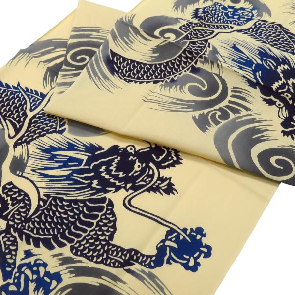 ◇昔も今も、人々に愛されている手ぬぐいです。◇東京いろはの手ぬぐいを染め上げているのは、 日本で生まれた独自の伝統製法、注染です。注染は、無地の反物生地に染料を注いで染めあげて、 美しい柄をつくり出します。糸の一本一本が染まるから、生地の上...