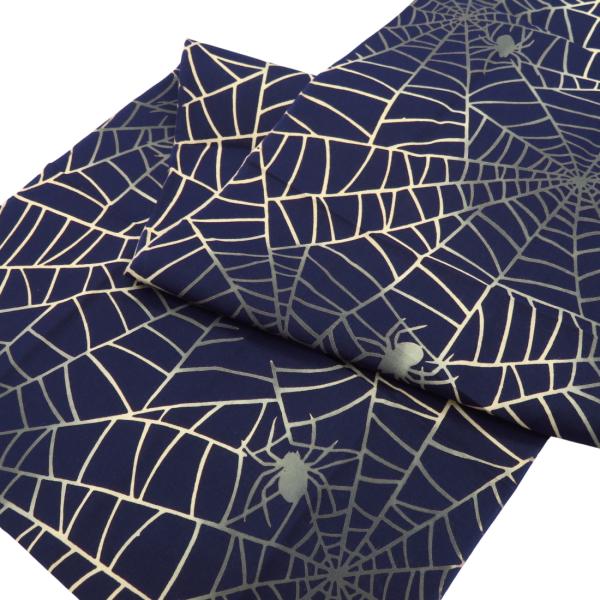 ◇昔も今も、人々に愛されている手ぬぐいです。◇東京いろはの手ぬぐいを染め上げているのは、 日本で生まれた独自の伝統製法、注染です。注染は、無地の反物生地に染料を注いで染めあげて、 美しい柄をつくり出します。糸の一本一本が染まるから、生地の上...