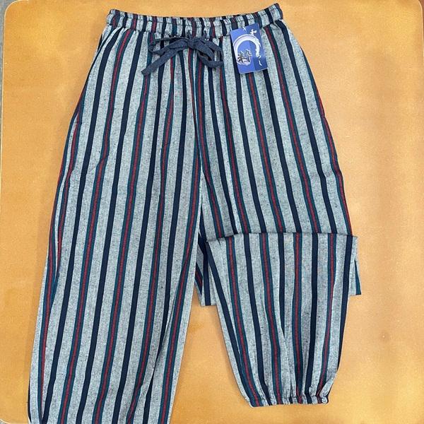 縞モンペ素材：綿100％サイズ：M（W：64〜70）・L（W：69〜77）生産国：インド国産のかつお縞もんぺより生地が多少薄いと思います。床に置いた状態での実寸です。Mサイズ　　 ウエスト：約30ｃｍ　総丈：約89ｃｍ　股下：約63ｃｍLサ...