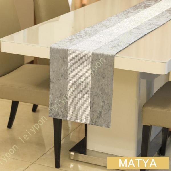 ★テーブルの中央にさらりと敷きこむだけで、ぐっとお洒落な雰囲気を作り出してくれるテーブルランナー。★柔らかく、耐久性があり、環境に優しい、ガラスや陶器の食器、花瓶なども安心して置けます。★テーブルを傷や汚れから守り、敷くだけで明るい雰囲気に...