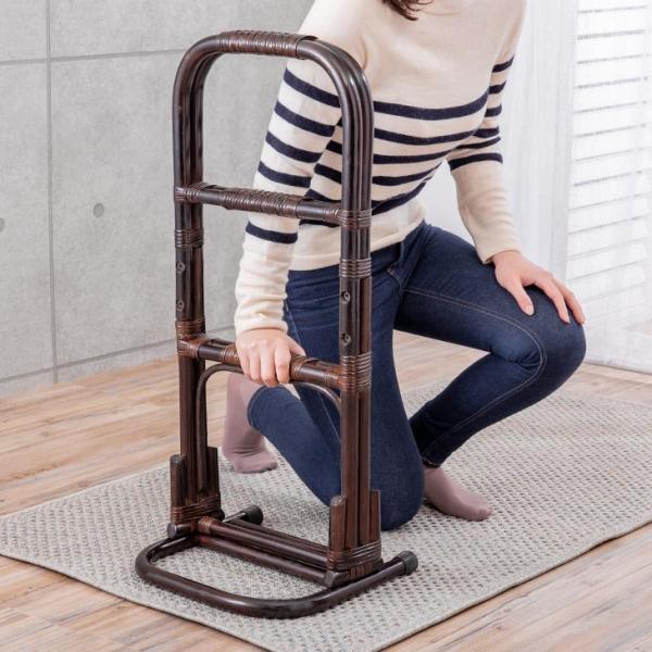 膝や腰への負担を軽減し、つらい立ち上がりをサポートする天然籐の手すり。リビング、寝室、玄関など様々な場所で大活躍！約1.9kgの軽量設計で持ち運び移動もラクラク♪上等なラタン（籐）ツルで職人が制作した、永く使える逸品です。●サイズ/約幅35...