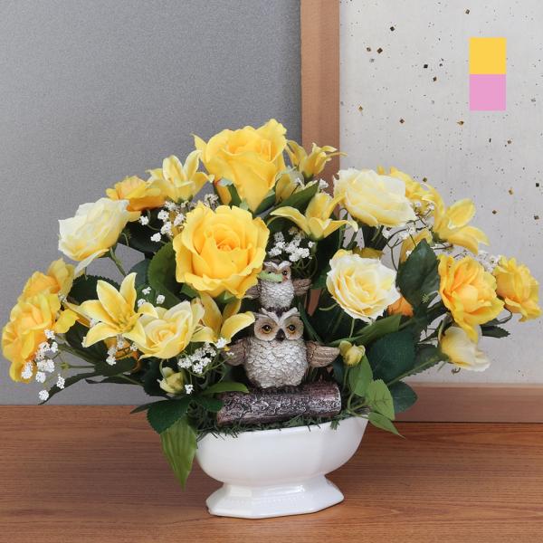 色彩豊かな花と幸運のオーナメント！水やり不要、福を招くふくろうで運気アップ！愛情・人気運・幸運・金運向上！華やかな「ローズ」、上品な印象の「ミニリリー」、全体を優しく包む「かすみ草」の組み合わせ。CT触媒で温度変化のエネルギーで消臭効果を発...