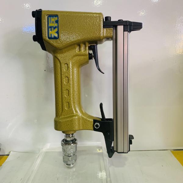 送料無料　エアータッカー　ステープル打機　釘打機　釘打ち機　5000本付　工具　大工　DIY　1013J