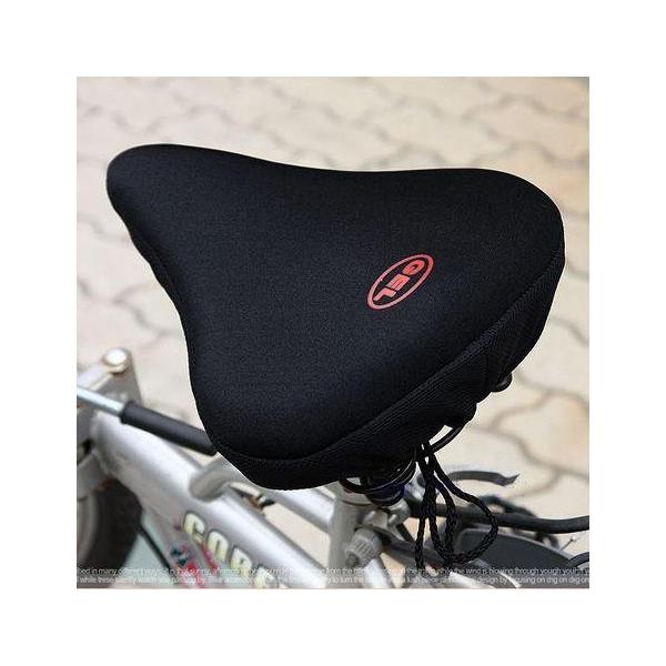 ジェル内蔵のサドルカバーなのでお尻にかかる負担をクッションで軽減してくれます。裏地にゴム製の凹凸があり、紐で締めて固定。ズレにくい構造になっています。ヒモで調節して固定させます。裏側は滑り止め加工でサドルに密着させます。肉厚ジェル内蔵サイズ...