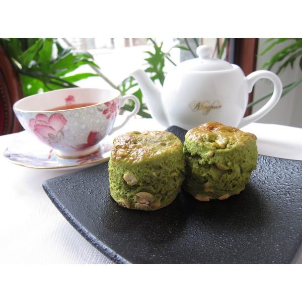 「家にオーブンがないからスコーン生地を焼けないんです」そんな方のために、焼きたてのスコーンを冷凍してお届けしております。こちらは「焼いてある抹茶とカシューナッツのスコーン」です。焼きたて直後の「外はカリッ」という食感はありませんが、ふわっと...