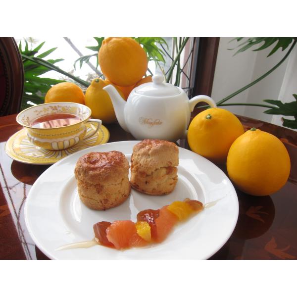 新潟県黒埼産の、ジューシーで苦みが少ない貴重な完熟レモンを使ったスコーンです。自家製レモンピールを作って、ホワイトチョコレートと一緒にスコーンにたっぷり入れました。レモンの爽やかな香りとホワイトチョコレートの甘さが相性抜群です。予熱したオー...