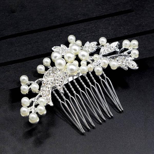 ミセスの方の留袖のヘアアクセサリーとして大好評いただいております◎パールのちりばめられた上品なヘアコーム小ぶりながらとてもきれいで華やかな雰囲気です・パーティ、女子会・お呼ばれ、お誕生会・浴衣、和服、振袖、留袖、袴、訪問着・成人式、結婚式・...