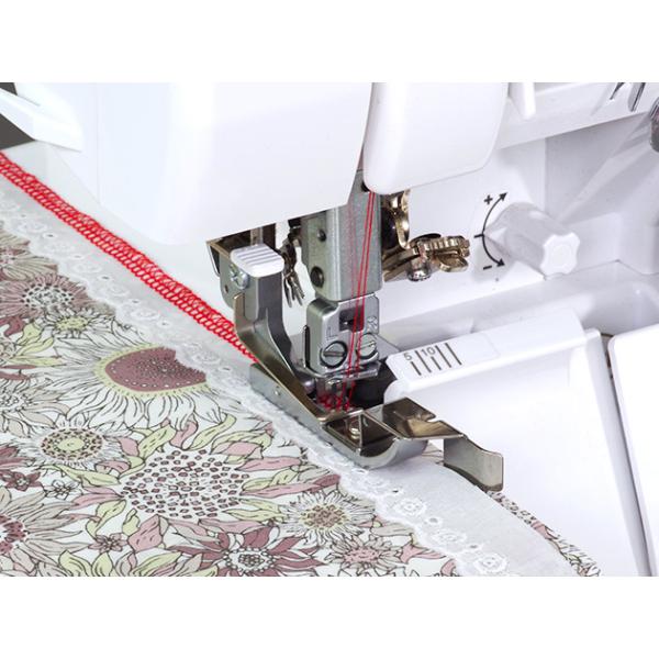 レースを切らないように、重ねた生地だけを切りながら縫い付けることができます。レースの片端がギザギザの場合は、生地とレースの重ね方を逆にして、レースだけを切りながらまつることも可能です。裾や袖口、ポケット口の飾りなどに。品名：レース押え（4本...