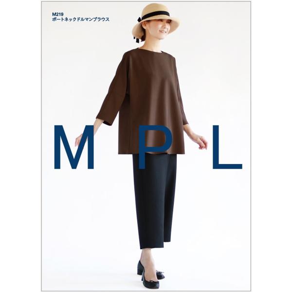 タイプ：大人(身長160cm前後、バスト75-104cm)身頃続きのドルマンスリーブで袖幅、身頃にゆとりがあるブラウス。裾にかけて緩やかなフレアーシルエットで、気になる腰まわりが隠れる着丈。ボートネックは横に広く、浅めの衿ぐりのライン。後ろ...