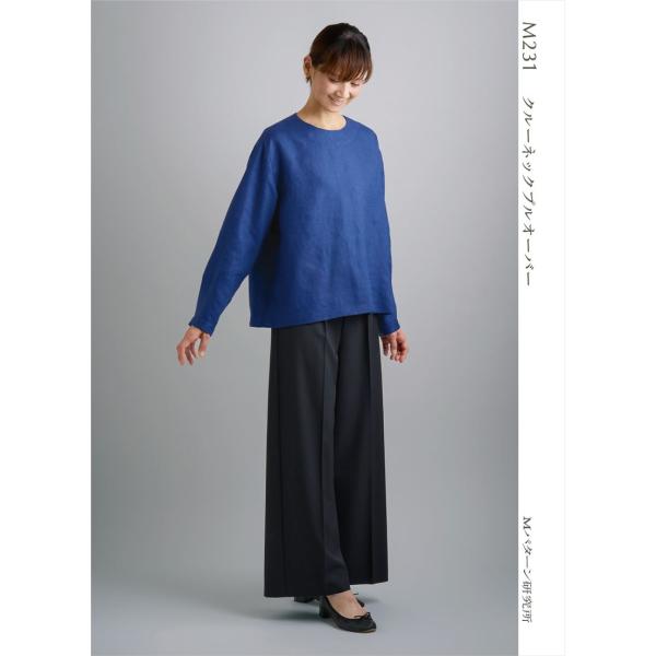 ◆商品説明クルーネックがシンプルなプルオーバーブラウス。身幅、肩幅、袖幅にゆとりのあるやや裾広がりのストレートシルエット。後ろあきは共布の釦ループ留めで、後ろ身頃にタックがある。袖口のあきは袖の切り替え利用の三つ折りしまつで、カフスに共布の...