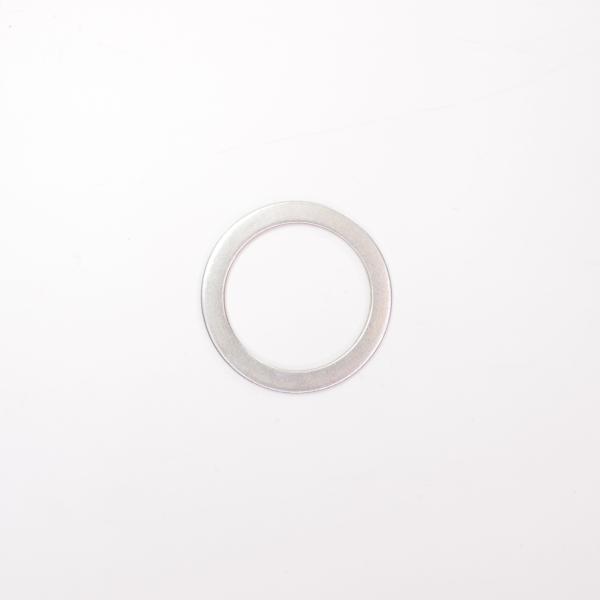 リアハブコーン部分のシムです。1mmのタイプです。外径32mm、内径24.5mm、厚み1.0mmSILの標準タイプです。サビがひどく交換が必要な場合もある部分です。リア周りの見直しをご検討の方にもおすすめです。