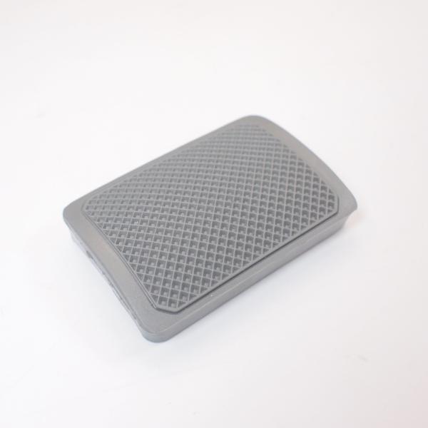 ランブレッタ1/2/3型のブレーキペダルラバーです。 CASAの物です。スタンダードなグレーです。足で踏む部分ですのですり減りやすいパーツです。消耗品ですのでストックパーツにもいかがでしょうか？