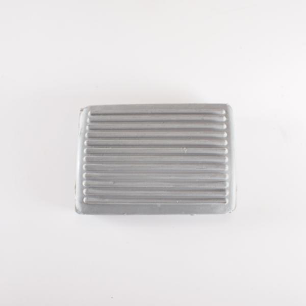 ランブレッタのブレーキペダルラバーです。表面がメッシュではなく、横溝のタイプです。多少滑りにくくなりそうな感じですが、機能はそれほど変わらないかもしれないです。ですが、見た目も変わりますし、目立たないイメージチェンジにも良いかもです。