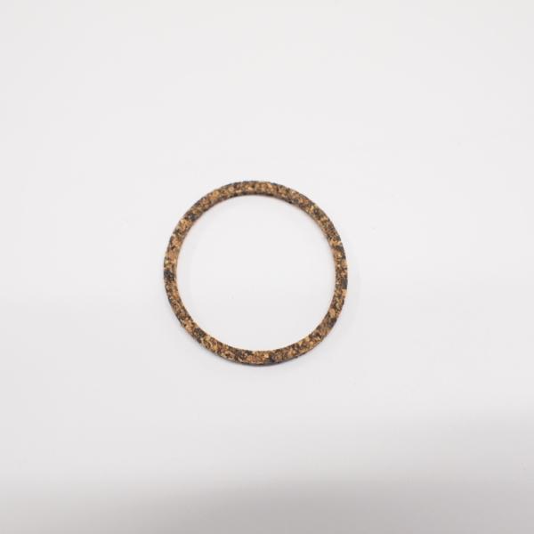 PX系のオイルレベルゲージのガスケットです。ピアジオ純正品です。ガスケット不良で漏れている車両にもですが、レベルゲージグラス交換の際には一緒に交換しておきたい部分です。タンク下から2ストオイルがポタポタ漏れている車両もたまに見かけますが、古...