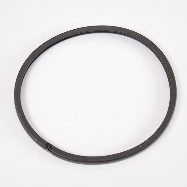 ベスパVBA、VBB、160GS等に採用されているシェルメーターグラスのガスケットです。メーターをヘッドセットに取り付けるための物です。脆くなってしまい破れてしまうとヘッドセットに水が入ってしまう部分です。ピアジオ純正品で、純正品番 848...