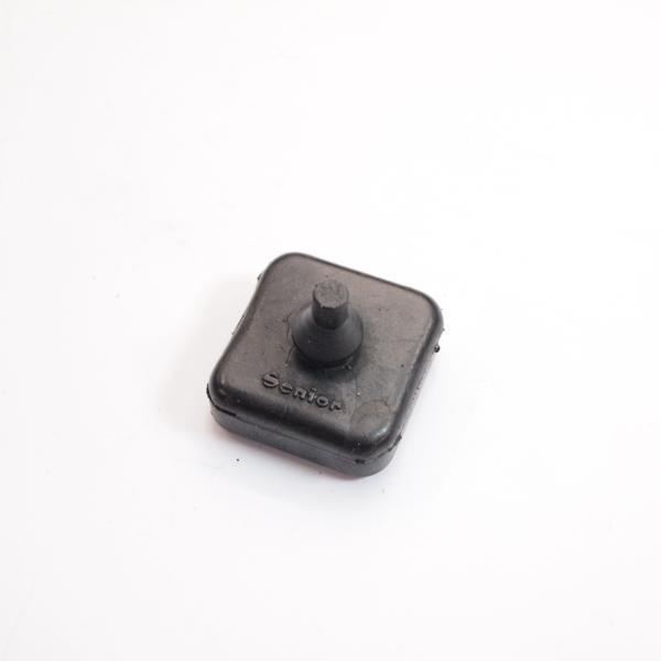 P/PX系のセンタースタンドのストップラバーです。PX系全般に使用できます。サイズは28×28mm程で、8mmの穴に挿入できるサイズです。純正品番 174773 の互換品です。劣化で外れてしまっている車両に。