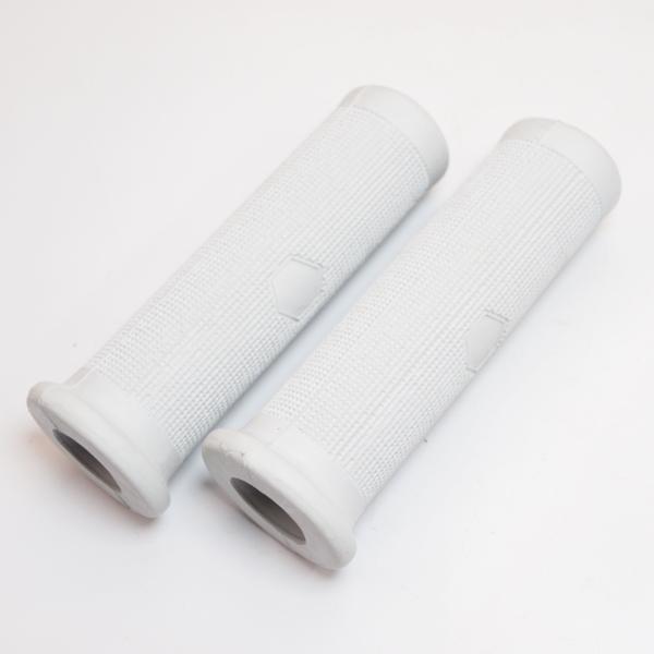 純正バーエンドウインカー対応タイプグリップです。ハンドル径24mm用で、奥行き125mm程度です。スモール等に最適なサイズです。ウインカーのカラーに合うようにグリップエンド部は段付き構造となっています。 スモール系、スプリントヴェローチェな...