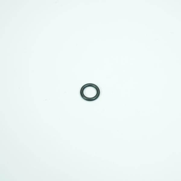 サイズは10.5×7×1.8mmです。ベスパのエンジン側ギアアーム部のシールに使われているサイズです。スモール系に使用できます。ピアジオ純正品番 006706 の互換品です。