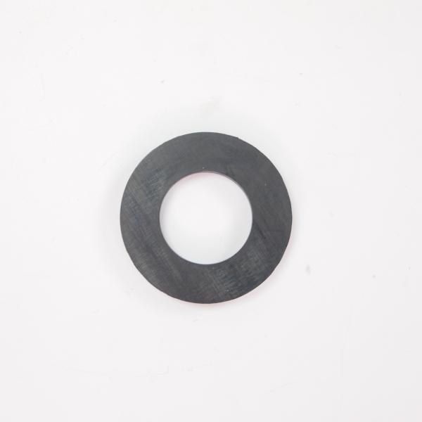 ベスパ 旧タイプの50S等の角穴フレーム、丸ブレーキペダル用のストッパー部分に取り付けるラバーガスケットです。厚みは4mm、外径35mm、内径19mm程です。裏側のパーツなのであまり気にならない部分ではありますが、紛失してしまうとフレームに...