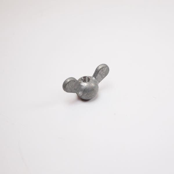 アルミのウイングナットです。バッテリーや燃料キャップ部分に使用されているタイプのナットです。ネジ径M5×0.8、幅27mm、高さ16mm程です。形もかわいいので、同じサイズのナットのドレスアップ変更用にもおすすめです。