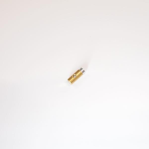 インナーケーブルのエンド金具です。サイズは4mm（直径）×9mmです。 社外キャブに交換する際や社外ケーブルに交換すると必要となることが多い部品です。屋外で作業していると紛失しやすい小物です。予備にもいかがでしょうか。