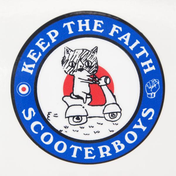 スクーターに乗ったハチワレ猫のステッカーです。右向きです。割合と色合いが少し違いますが、MODターゲットマーク風になっています。 直径約50mmの小ぶりなタイプです。スクーターのレッグシールド裏にも似合いますし、ヘルメット、スマホの裏等に貼...