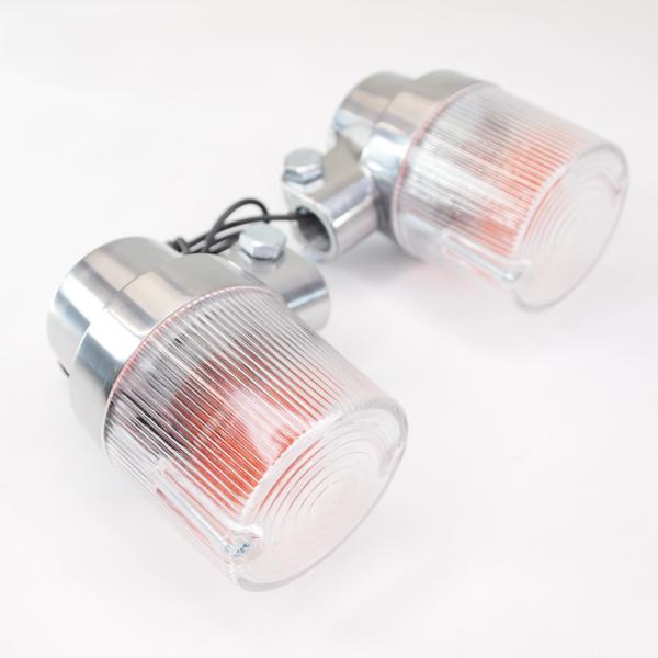 アルミケースのヨーロピアンタイプウインカー2個セットです。※在庫は多数ありますので、複数必要な場合は必要数量をご購入ください。ソケットはシングル球用です。現在12v23wの電球が入っています。安価なタイプもありますが、やはり造りの差もありま...