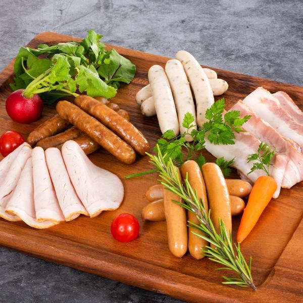 抗生物質に頼らず、牧草や野菜類などをたっぷりと与えた豚となります。伝統的な製法で肉の旨味を引き出した逸品です。化学調味料、結着剤、発色剤、pH調整剤、保存料、着色料不使用です。