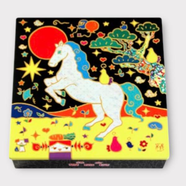 豊島屋　鳩サブレ　鳩サブレー干支缶　８枚入・缶新春吉例、新進気鋭の日本画家古家野雄紀さんと豊島屋のコラボレーション牛とたちが仲よく遊ぶデザインをお楽しみいただければ幸いでございます。※熨斗の御用命ですが、複数点の場合輸送時の振動やスレにより...