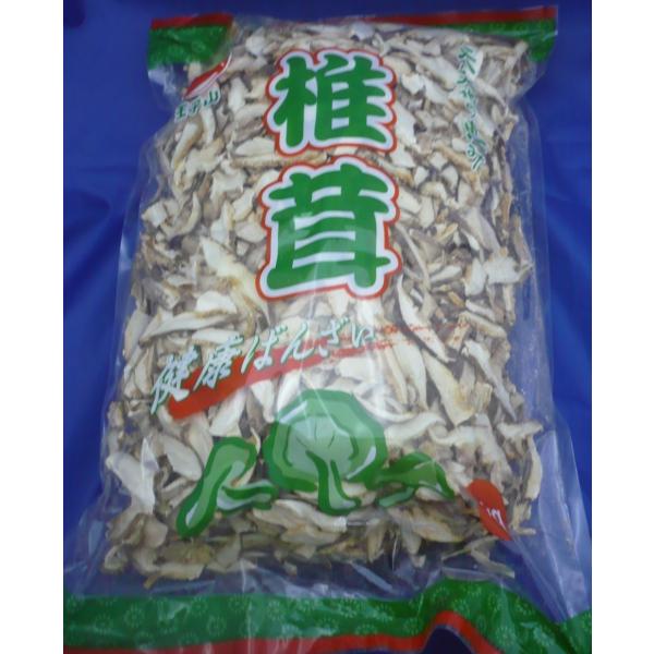乾燥椎茸　スライス椎茸 5cmUP　1kg生産地：中国※5cmUPとは5cm以上の椎茸をスライスした物であり　全てが大きなスライスではありません。　細かい部分も混ざっています。　一部足の部分も混ざっております。　パッケージのデザインは変わる...