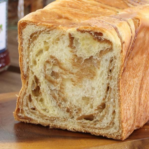 ■名称： 食パン商品名スイーツデニッシュ　メープル　1斤■原材料名： 小麦粉（国内製造）、フラワーシート(メープル）、ファットスプレッド、砂糖、油脂加工食品、マーガリン(食用植物油脂・乳脂肪・バター）、卵、イースト、食塩/乳化剤、加工でん粉...