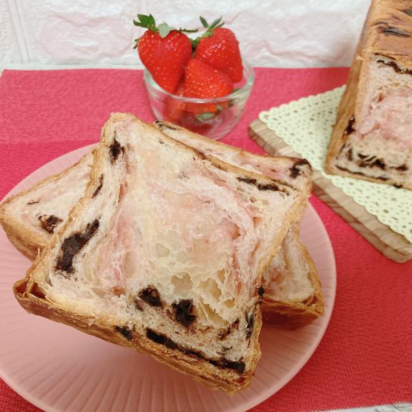 苺の生地にチョコチップの食べ応えをプラス！