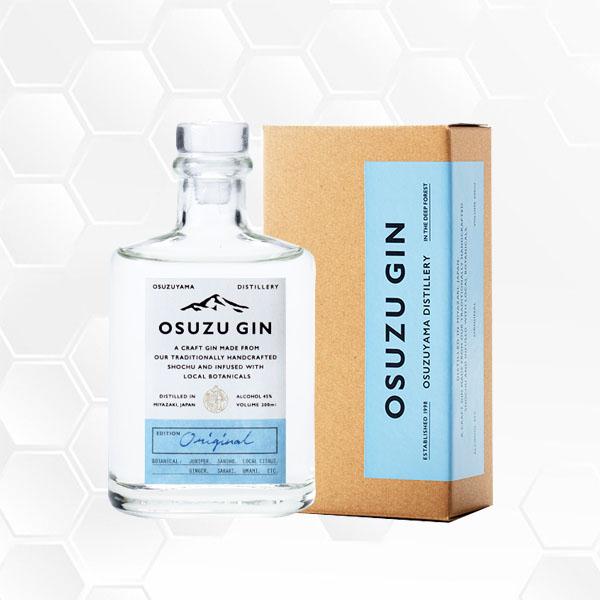 尾鈴山蒸留所が新たに挑戦する新ジャンル「ジン」。こだわりのボタニカルはジュニパー ベリー、山椒、日向夏、金柑、ゆず、生姜、榊（さかき）、椎茸などを使って尾鈴山蒸留所の本格焼酎を用いたスピリッツに漬け込み蒸留されています。大地の香水ような爽や...