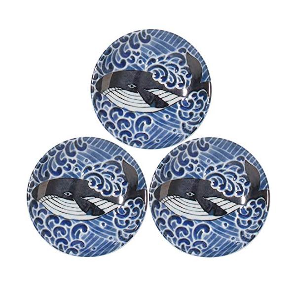 【商品概要】サイズ:φ12×H2cm本体重量:77g×3個素材・材質:磁器生産国:日本【商品説明】雄大に海を泳ぐクジラがインパクト大！国内はもちろん海外でも人気のあるシリーズです。青を一層際立たせるために青磁釉を使用し、撥水加工によって波の...