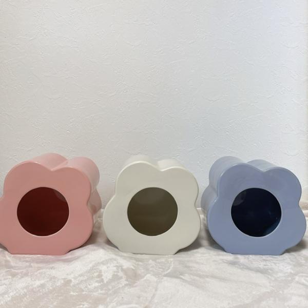 たくさんのショップの中からご覧いただきありがとうございます！白色の花型のチラ壺、陶器製、国内製（岐阜）何度もアイデアを練り、インテリアに似合う可愛いチラ壺をこの度発売いたしました！【商品詳細】○サイズ→20×20×20cm○重さ→1.5kg...