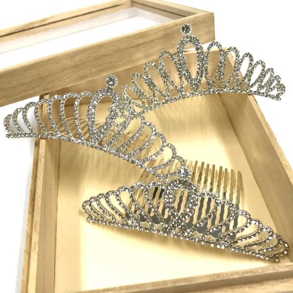 ▽サイズ：　Ａティアラモチーフ部分：高さ約3.5cm×幅約10cm　Ｂティアラモチーフ部分：高さ約3.7cm×幅約10cm　Ｃティアラモチーフ部分：高さ約3.6cm×幅約10cm　コーム部分（共通）：幅約5cm×長さ約5cm▽カラー：　ライ...