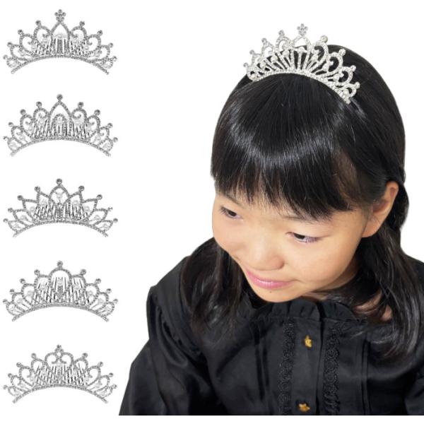▽サイズ：　ティアラモチーフ部分（共通）：高さ約9.5〜10cm×幅約3.7〜4cm　コーム部分（共通）：幅約5cm×長さ約5cm▽カラー：　ラインストーン×パール×シルバー▽宅配方法：　宅配便のみ華やかな気品のあるパール付きティアラコーム...