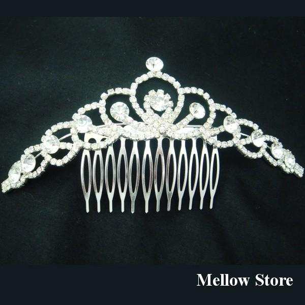 ▽サイズ：　ティアラモチーフ部分：約4cm×約16cm　コーム部分：幅約6.5cm×長さ約4cm▽カラー：　ラインストーン▽宅配方法：　宅配便のみラインストーンが上品なプリンセスティアラ☆ブライダルにもピッタリな大きめサイズです。華やかな装...